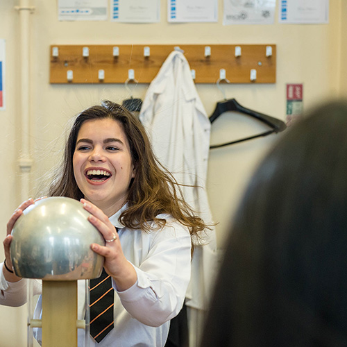 /PocklingtonSchoolMercury/images/Pocklington-School-Girls-Physics-2-500.jpg